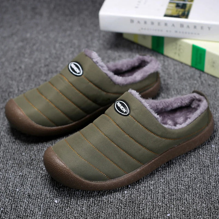 "Comfortabele herenpantoffels, warm gevoerd met zachte binnenkant, ideaal voor winterdagen, in blauw en zwart."