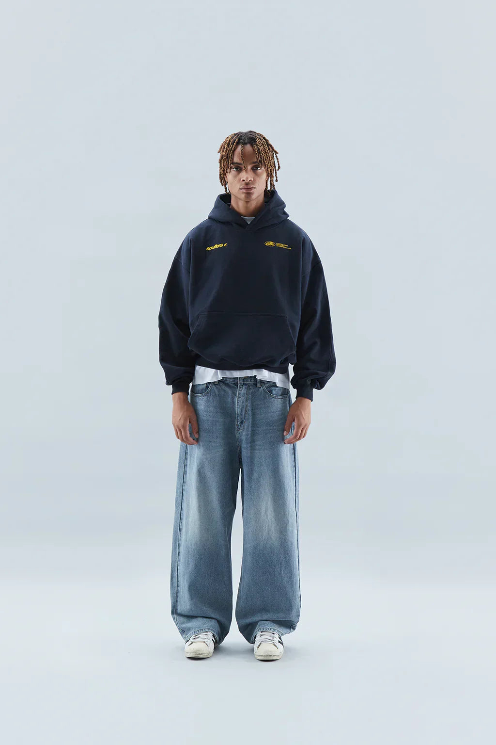 "Comfortabele, stijlvolle vrouwenhoodie in blauw, bordeauxroze; symbool van zelfliefde, ontspannen pasvorm, minimalistisch de