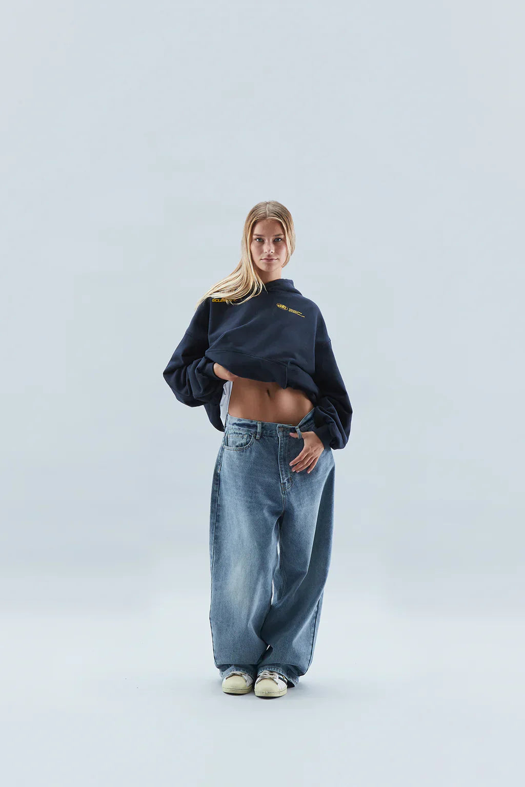 "Comfortabele, stijlvolle vrouwenhoodie in blauw, bordeauxroze; symbool van zelfliefde, ontspannen pasvorm, minimalistisch de