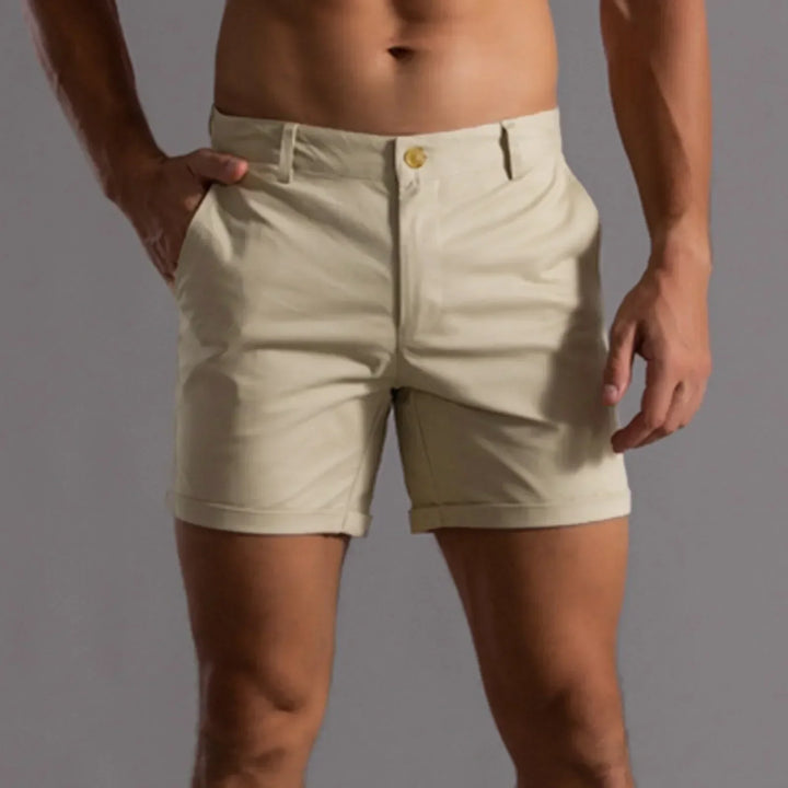 "Elegante heren chino shorts in groen met klassieke snit en hoogwaardige stof, ideaal voor zomer en casual stijl."
