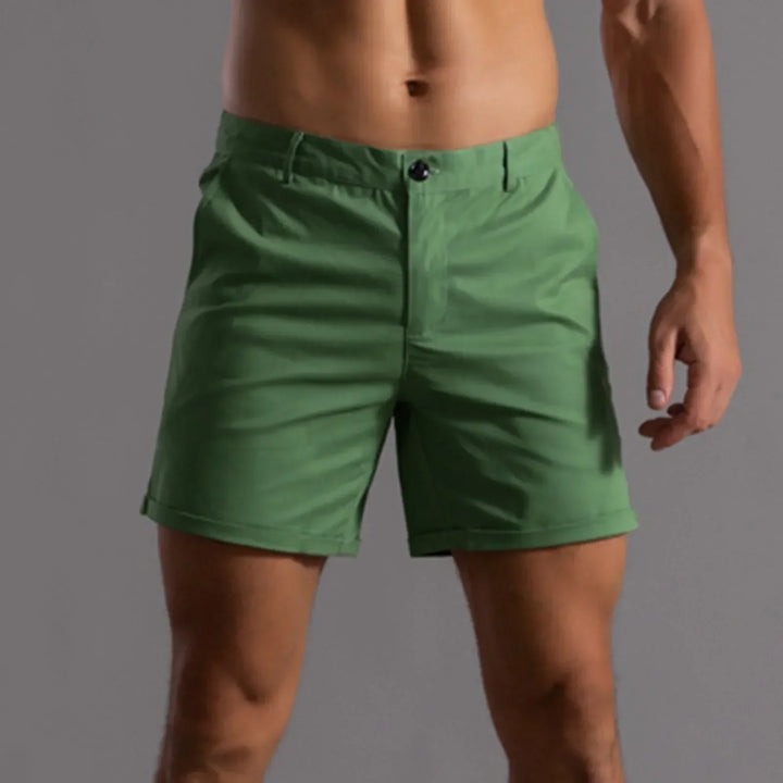 "Elegante heren chino shorts in groen met klassieke snit en hoogwaardige stof, ideaal voor zomer en casual stijl."