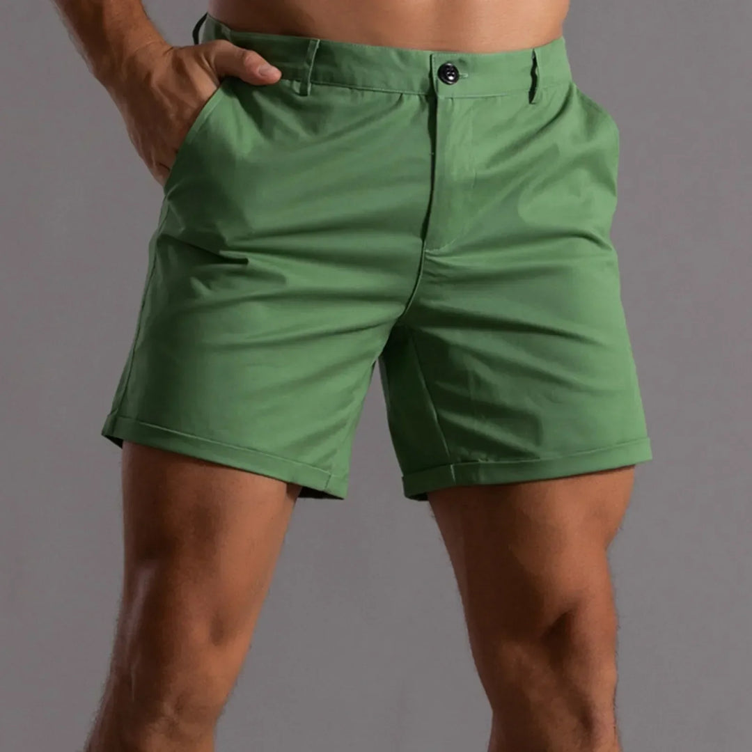 "Elegante heren chino shorts in groen met klassieke snit en hoogwaardige stof, ideaal voor zomer en casual stijl."