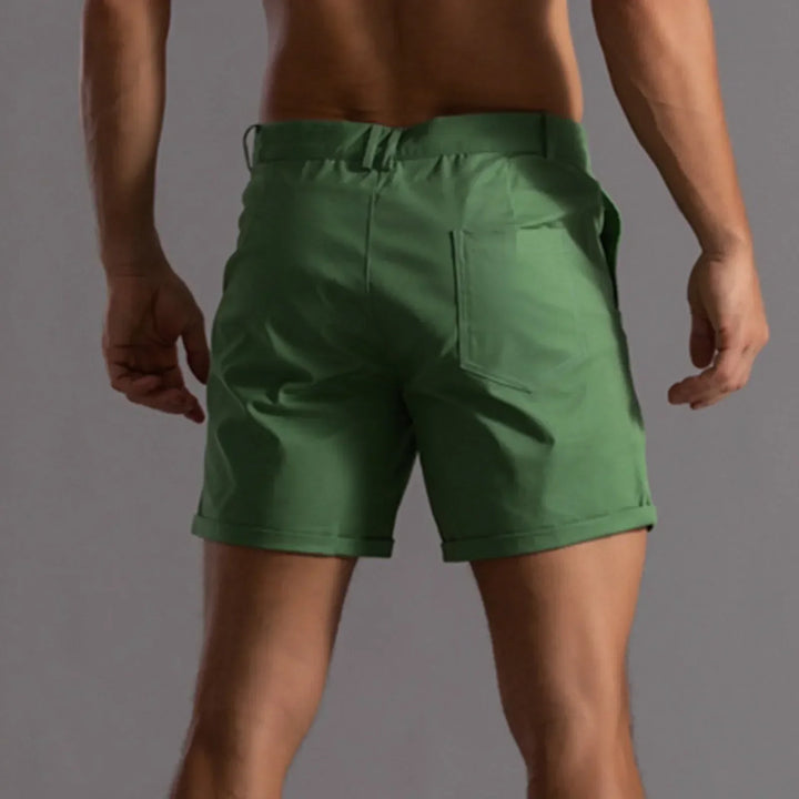 "Elegante heren chino shorts in groen met klassieke snit en hoogwaardige stof, ideaal voor zomer en casual stijl."
