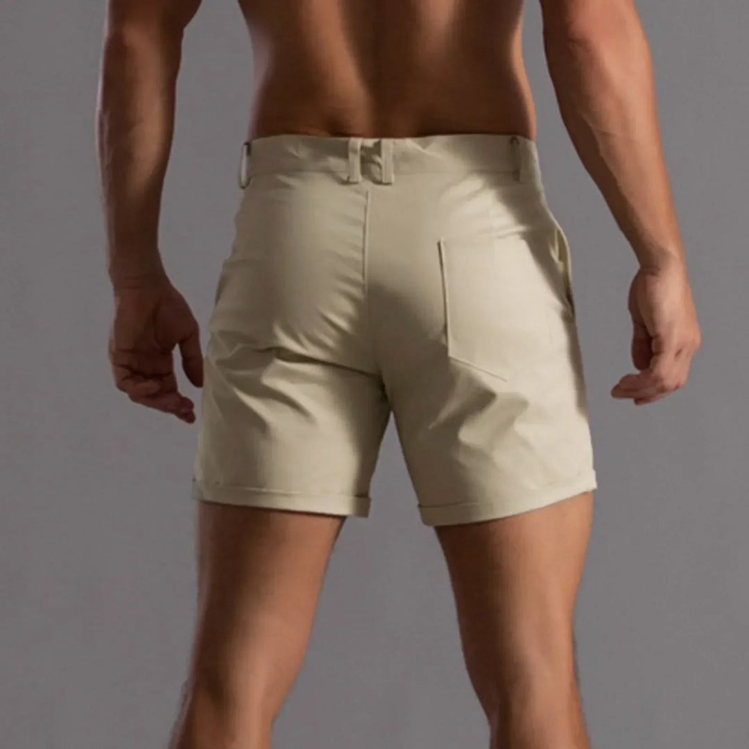 "Elegante heren chino shorts in groen met klassieke snit en hoogwaardige stof, ideaal voor zomer en casual stijl."