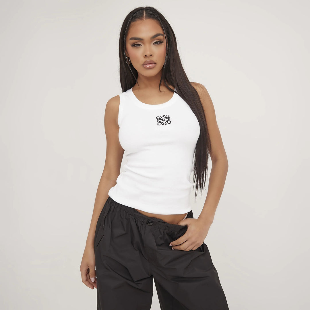 "Tanktop van zijdezacht katoen met minimalistisch design, ideaal voor zomer. Verkrijgbaar in grijs, wit en zwart."