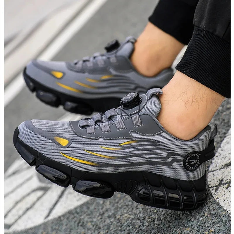 "Veiligheidssneakers met S3-classificatie, ademend donkergrijs mesh, zwarte rubberzool, ideaal voor dames op de werkvloer."