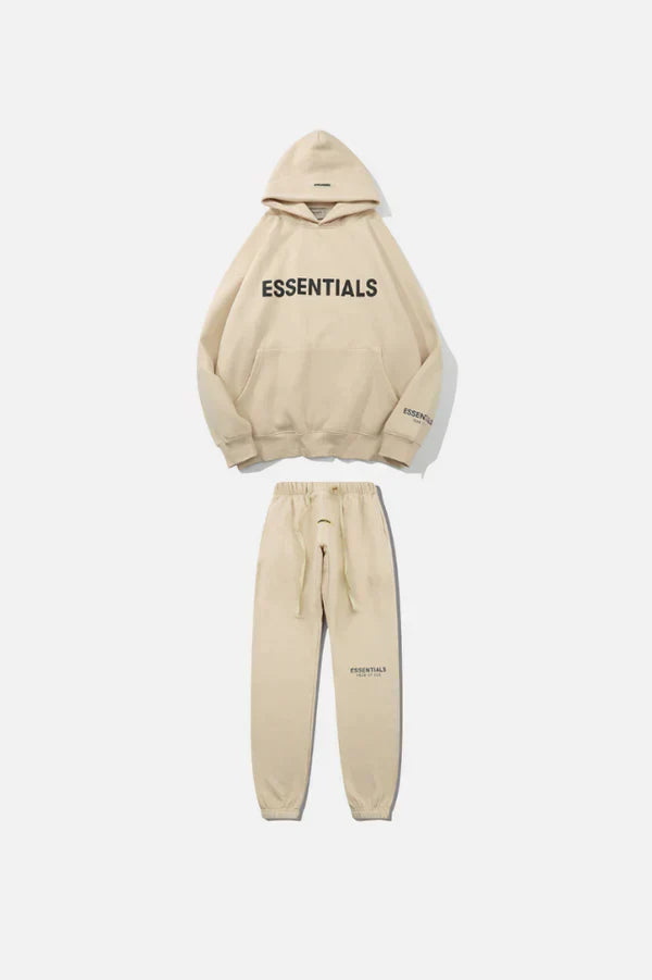 "Witte Essentials tracksuit set voor dames, oversized hoodie en slim-fit joggers, minimalistisch ontwerp, streetwear."