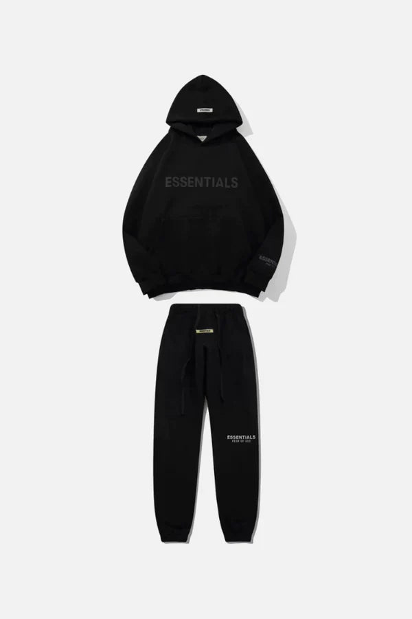 "Witte Essentials tracksuit set voor dames, oversized hoodie en slim-fit joggers, minimalistisch ontwerp, streetwear."