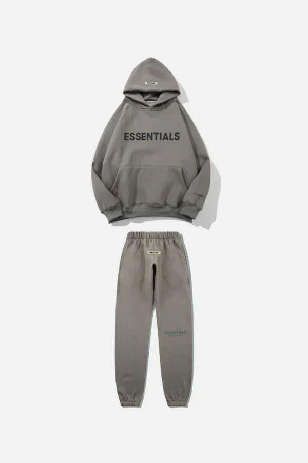 "Witte Essentials tracksuit set voor dames, oversized hoodie en slim-fit joggers, minimalistisch ontwerp, streetwear."