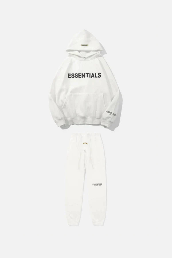 "Witte Essentials tracksuit set voor dames, oversized hoodie en slim-fit joggers, minimalistisch ontwerp, streetwear."
