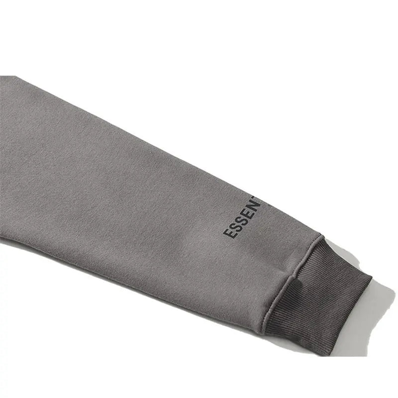 "Witte Essentials tracksuit set voor dames, oversized hoodie en slim-fit joggers, minimalistisch ontwerp, streetwear."