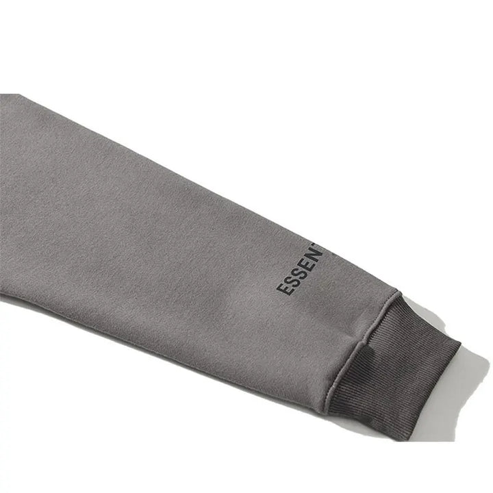 "Witte Essentials tracksuit set voor dames, oversized hoodie en slim-fit joggers, minimalistisch ontwerp, streetwear."