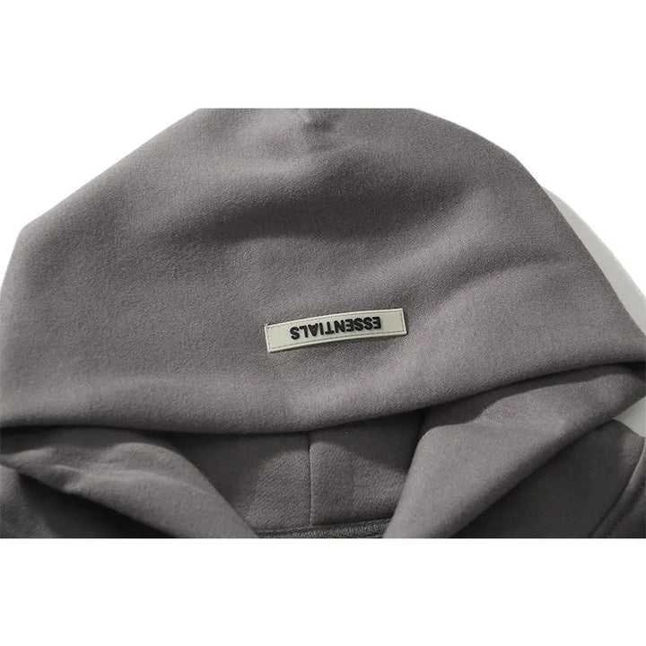 "Witte Essentials tracksuit set voor dames, oversized hoodie en slim-fit joggers, minimalistisch ontwerp, streetwear."