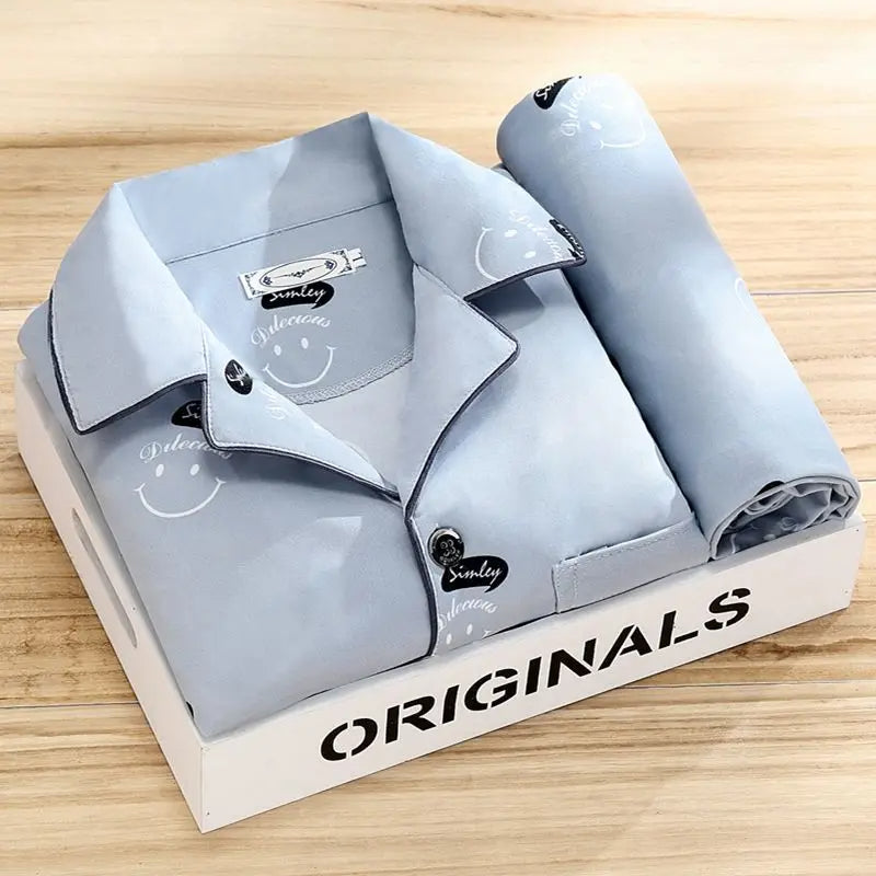 "Zachte heren pyjama met knoopsluiting en overhemd. Luxe en ademende set voor comfort en stijl. Ideaal voor dagelijks gebruik