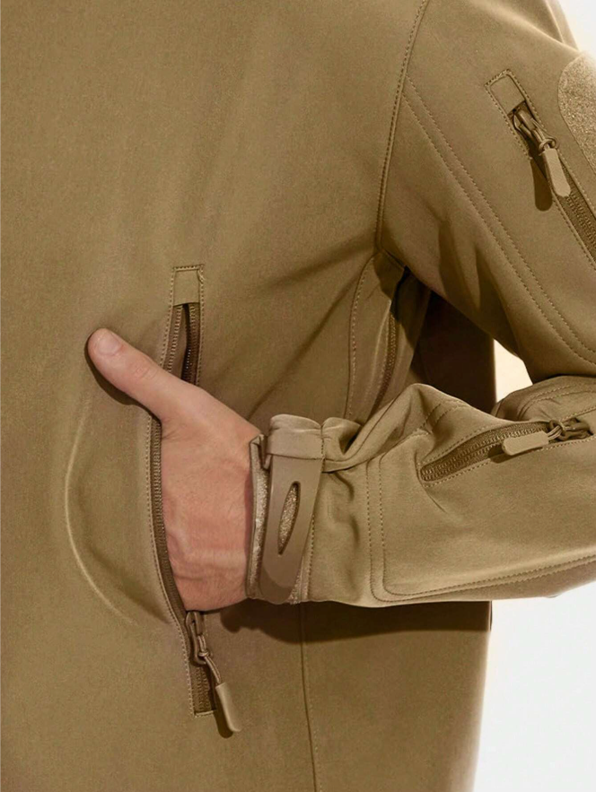 "Zwarte water- en winddichte outdoor set voor heren met fleecevoering, zes zakken en verstelbare capuchon voor elk weer."