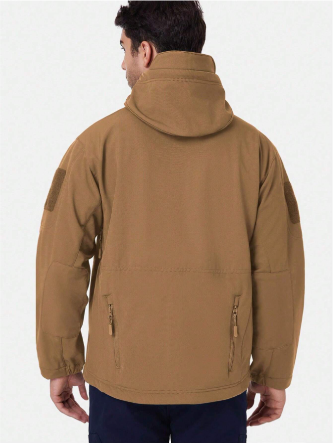 "Zwarte water- en winddichte outdoor set voor heren met fleecevoering, zes zakken en verstelbare capuchon voor elk weer."