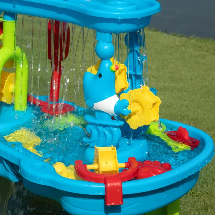 "3-laagse SplashTower zand- en watertafel met kleurrijke vakken voor creatief spelplezier, perfect voor zonnige dagen."