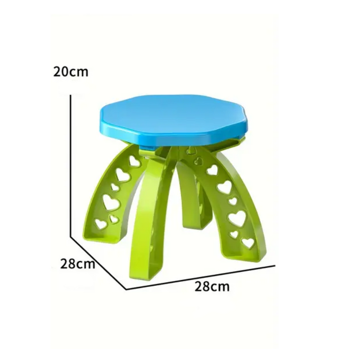 "3-laagse SplashTower zand- en watertafel met kleurrijke vakken voor creatief spelplezier, perfect voor zonnige dagen."