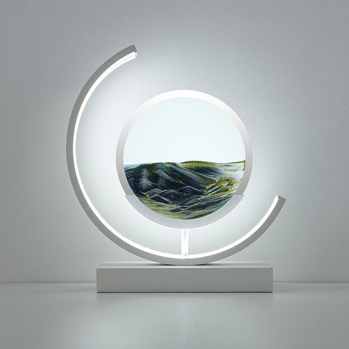 "3D zandschelp tafellamp met rustgevende zandpatronen, dynamische vormen en zachte LED-verlichting in modern acryl design."