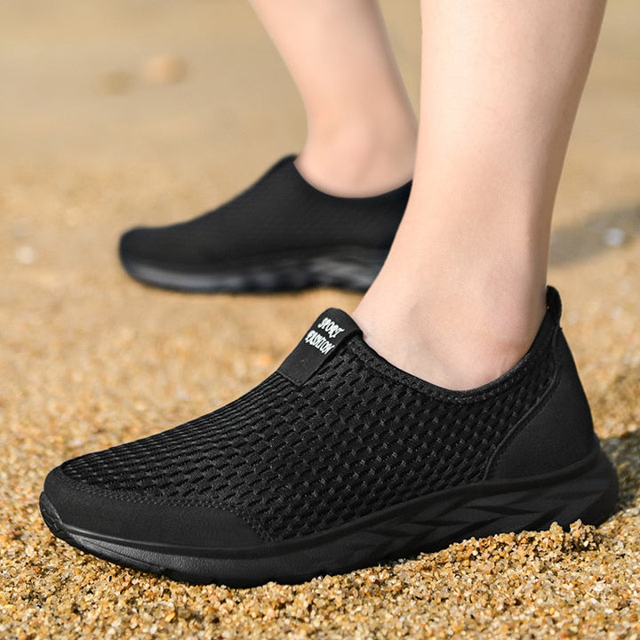 "Ademende heren slip-on sneakers, lichtgewicht met ademend mesh, ideaal voor comfort en casual stijl."
