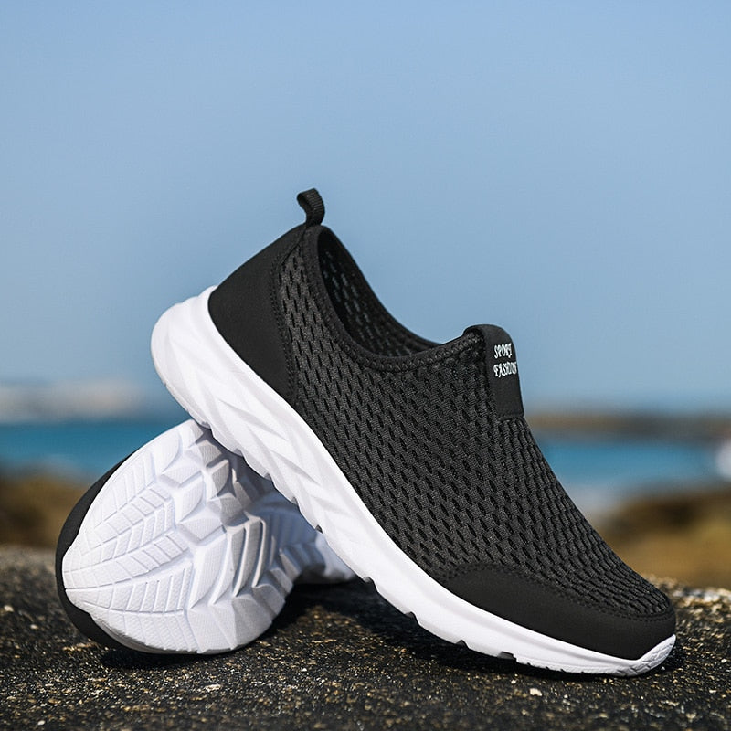 "Ademende heren slip-on sneakers, lichtgewicht met ademend mesh, ideaal voor comfort en casual stijl."