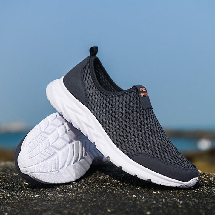 "Ademende heren slip-on sneakers, lichtgewicht met ademend mesh, ideaal voor comfort en casual stijl."