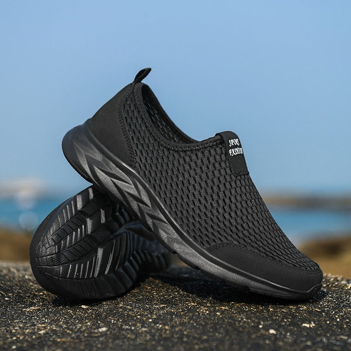 "Ademende heren slip-on sneakers, lichtgewicht met ademend mesh, ideaal voor comfort en casual stijl."