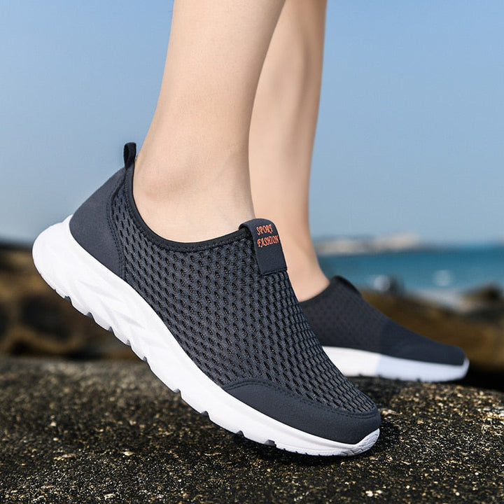 "Ademende heren slip-on sneakers, lichtgewicht met ademend mesh, ideaal voor comfort en casual stijl."
