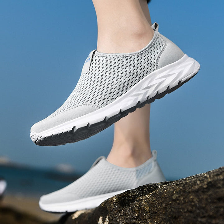 "Ademende heren slip-on sneakers, lichtgewicht met ademend mesh, ideaal voor comfort en casual stijl."