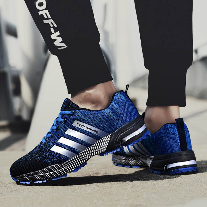 "Ademende herensneakers met reflecterende details, ideaal voor hardlopen. Mesh bovenwerk en stevige demping voor comfort."