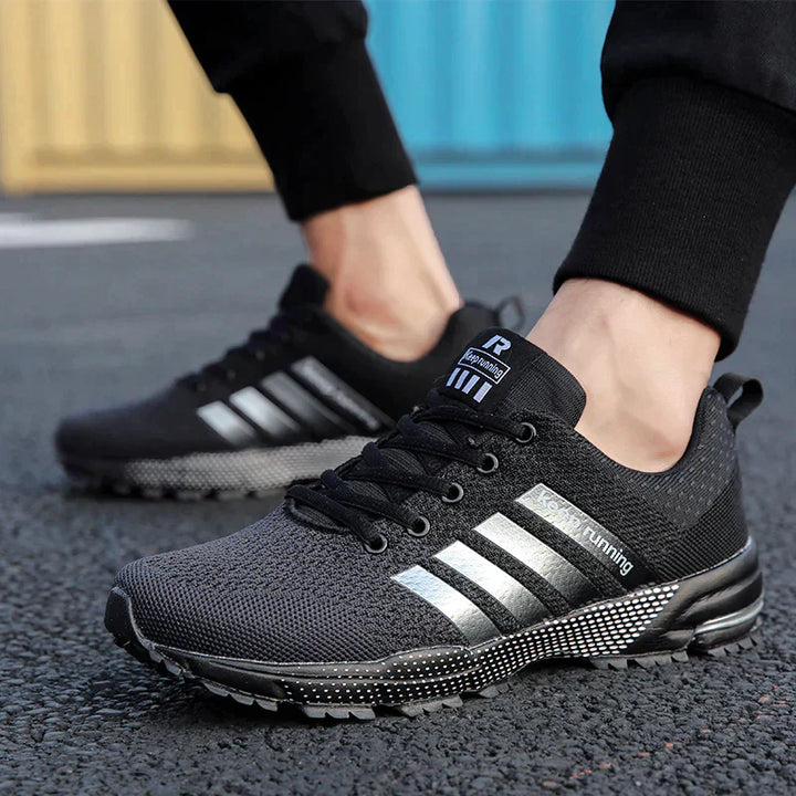 "Ademende herensneakers met reflecterende details, ideaal voor hardlopen. Mesh bovenwerk en stevige demping voor comfort."
