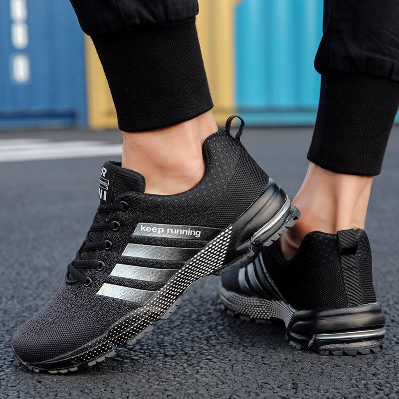 "Ademende herensneakers met reflecterende details, ideaal voor hardlopen. Mesh bovenwerk en stevige demping voor comfort."