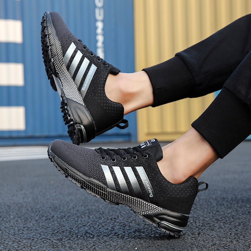 "Ademende herensneakers met reflecterende details, ideaal voor hardlopen. Mesh bovenwerk en stevige demping voor comfort."