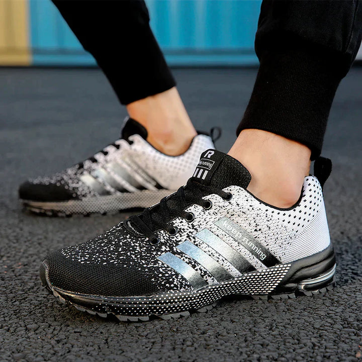 "Ademende herensneakers met reflecterende details, ideaal voor hardlopen. Mesh bovenwerk en stevige demping voor comfort."