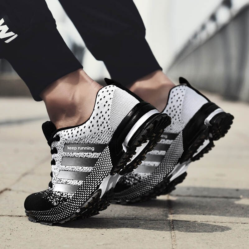 "Ademende herensneakers met reflecterende details, ideaal voor hardlopen. Mesh bovenwerk en stevige demping voor comfort."