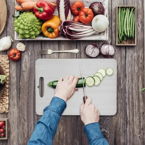 "Antibacteriële RVS snijplank met ergonomisch handvat, roestvrij en hygiënisch, ideaal voor elke moderne keuken."