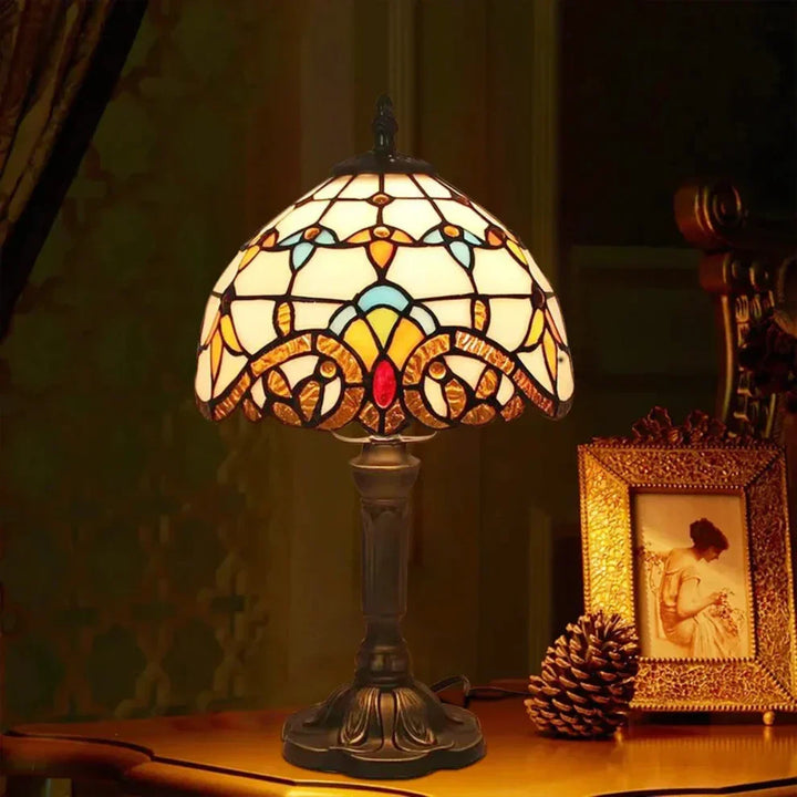"Antieke glas in lood wandlamp met warme gloed en ambachtelijke stijl, perfect voor tijdloze elegantie in uw interieur."