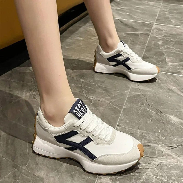 "Antislip orthopedische sneakers zijaanzicht met moderne en comfortabele uitstraling, ideaal voor dagelijks gebruik."