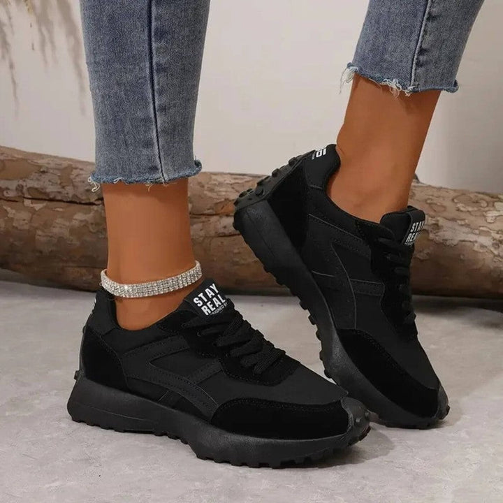 "Antislip orthopedische sneakers zijaanzicht met moderne en comfortabele uitstraling, ideaal voor dagelijks gebruik."