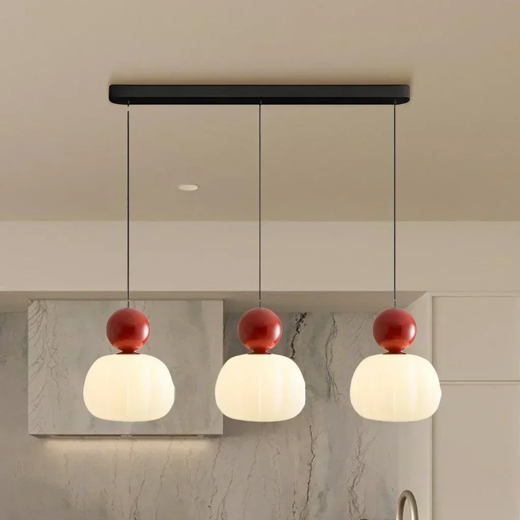 "Art Deco hanglamp CrèmeLuma, crèmekleurig ontwerp met elegante vormen, perfect voor stijlvol interieur, plafondlamp."