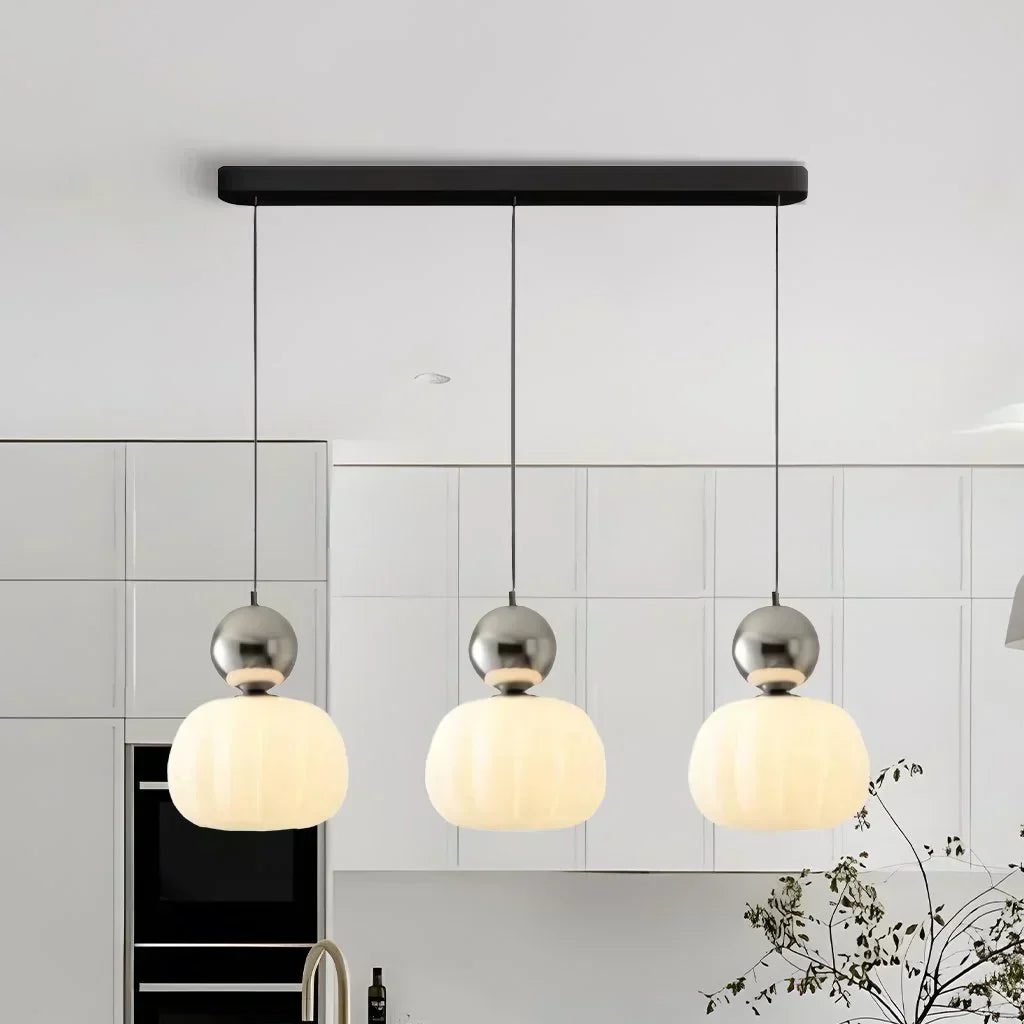"Art Deco hanglamp CrèmeLuma, crèmekleurig ontwerp met elegante vormen, perfect voor stijlvol interieur, plafondlamp."