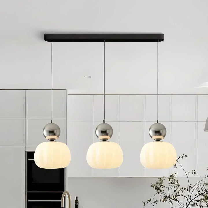 "Art Deco hanglamp CrèmeLuma, crèmekleurig ontwerp met elegante vormen, perfect voor stijlvol interieur, plafondlamp."