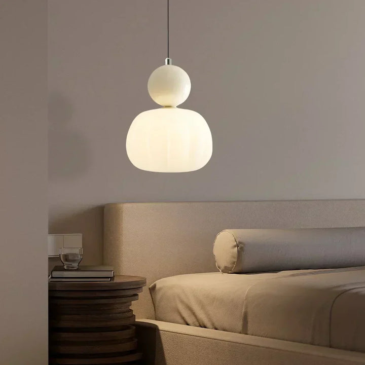 "Art Deco hanglamp CrèmeLuma, crèmekleurig ontwerp met elegante vormen, perfect voor stijlvol interieur, plafondlamp."