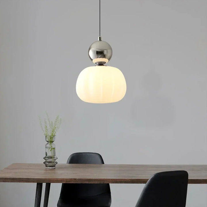 "Art Deco hanglamp CrèmeLuma, crèmekleurig ontwerp met elegante vormen, perfect voor stijlvol interieur, plafondlamp."