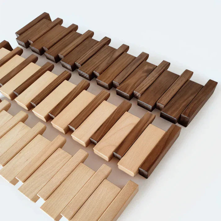 "Artistieke houten kapstok met piano design, elegante uitstraling, 4-8 haken, gemaakt van beuken- en walnotenhout."
