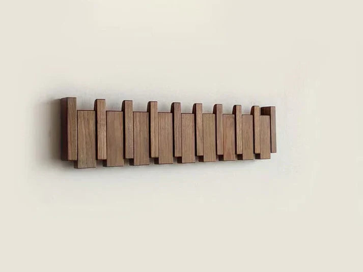 "Artistieke houten kapstok met piano design, elegante uitstraling, 4-8 haken, gemaakt van beuken- en walnotenhout."