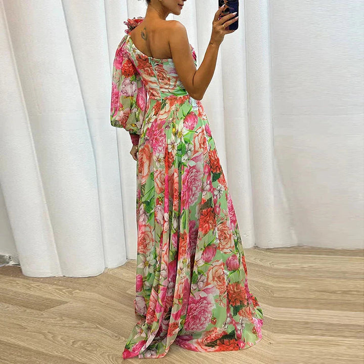 Asymmetrische one-shoulder bloemenjurk met levendige print, elegante pasvorm en hoge split, perfect voor speciale gelegenhede