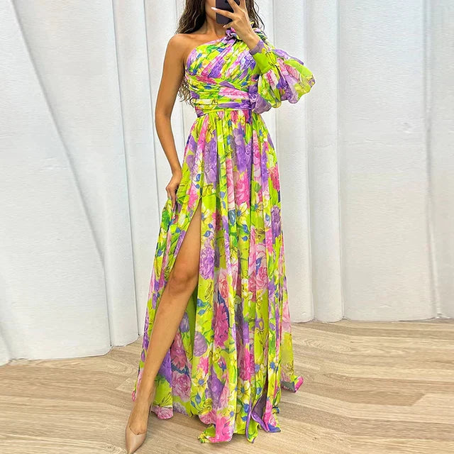 Asymmetrische one-shoulder bloemenjurk met levendige print, elegante pasvorm en hoge split, perfect voor speciale gelegenhede