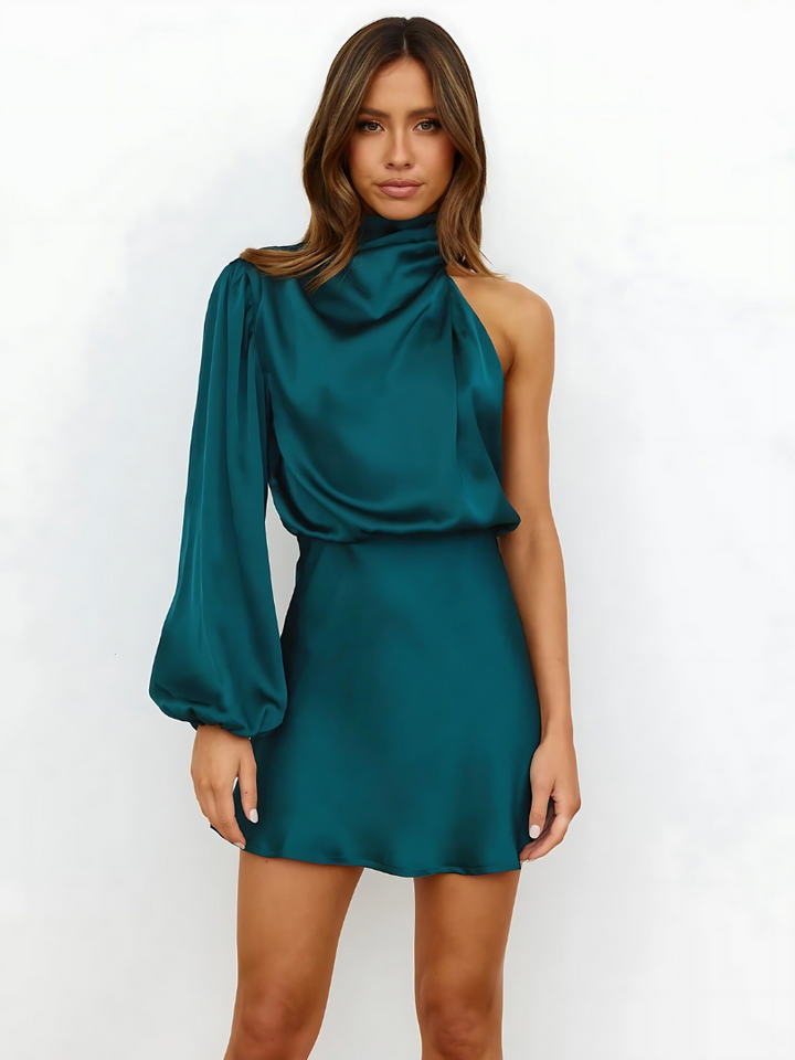 "Asymmetrische satijnen jurk, glanzend, one-shoulder, elegantie voor feesten, tijdloze uitstraling, vrouwelijke stijl."