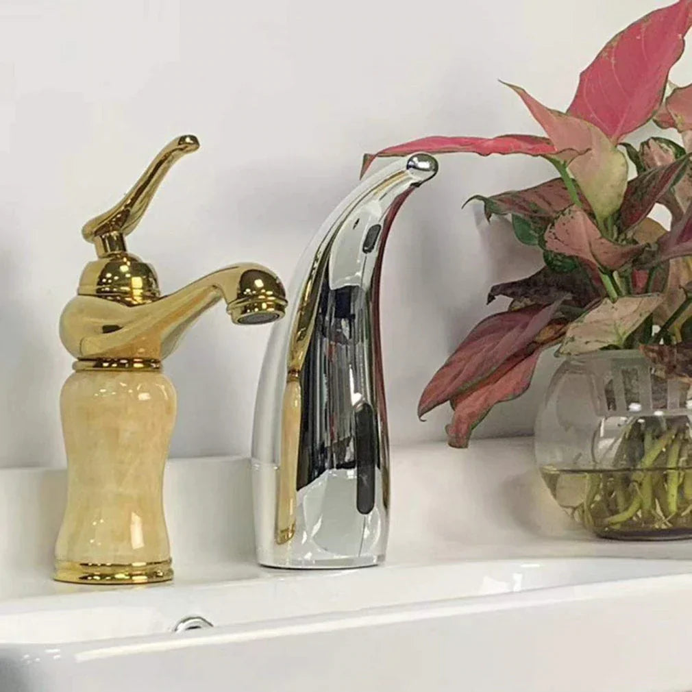 "Automatische contactloze zeepdispenser met stijlvolle moderne look, infraroodsensor en hygiënisch ontwerp voor badkamer of k